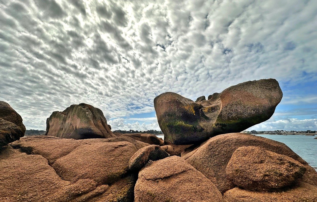 Steine vor Wolkenhimmel