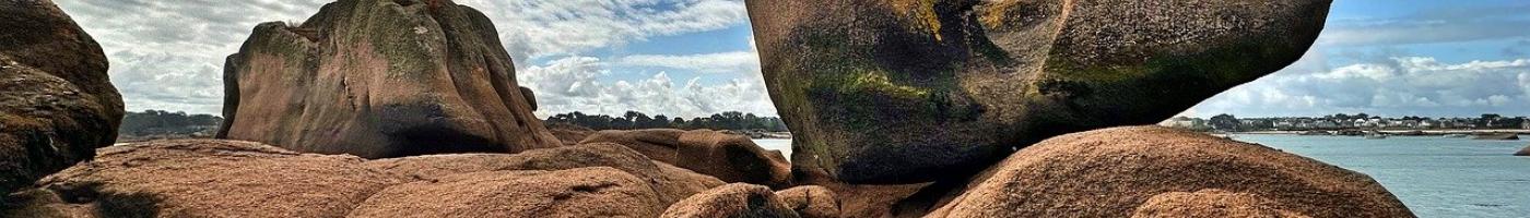 Steine vor Wolkenhimmel